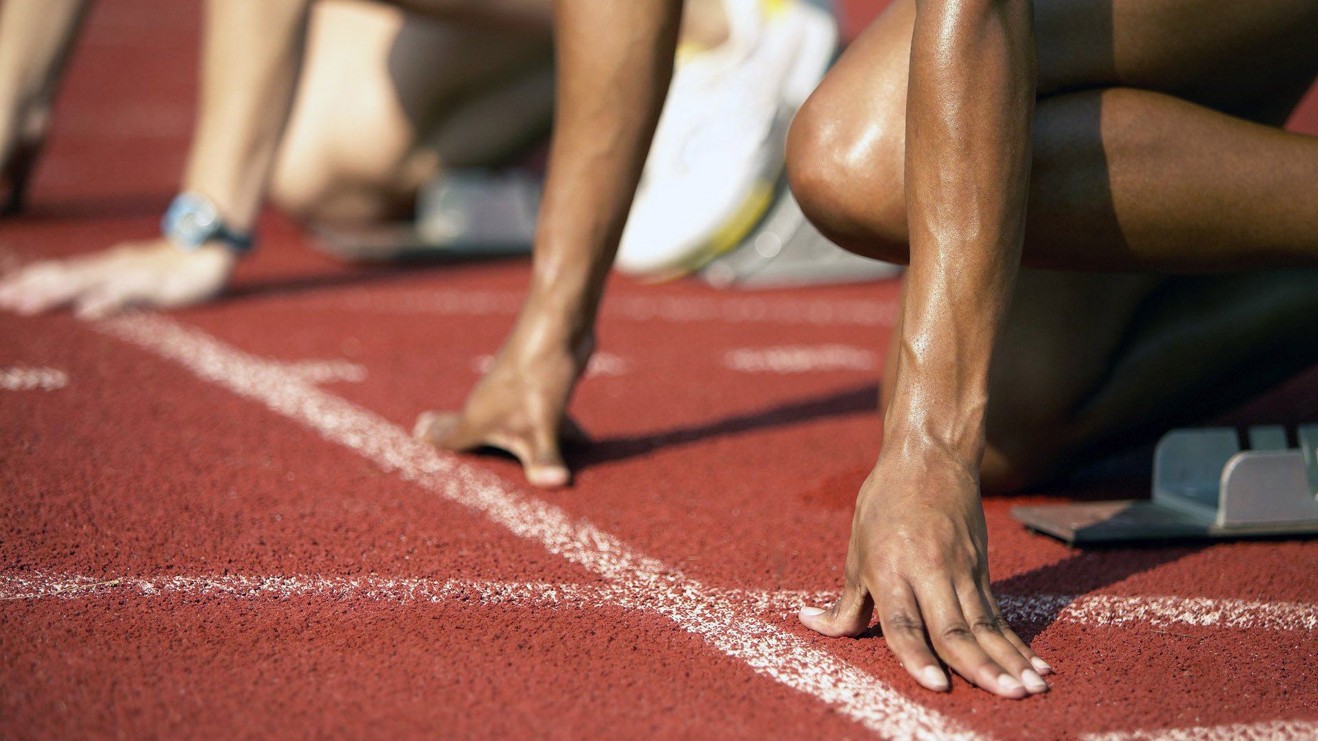 凯瑟琳·伯科夫女子50米仰泳决赛夺冠瞬间，女子50米仰泳半决赛